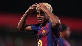 拉什福德欧冠首秀10分钟双响，助曼联逆转巴萨防线